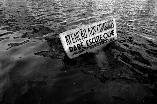 P&aacute;re, Escute, Olhe